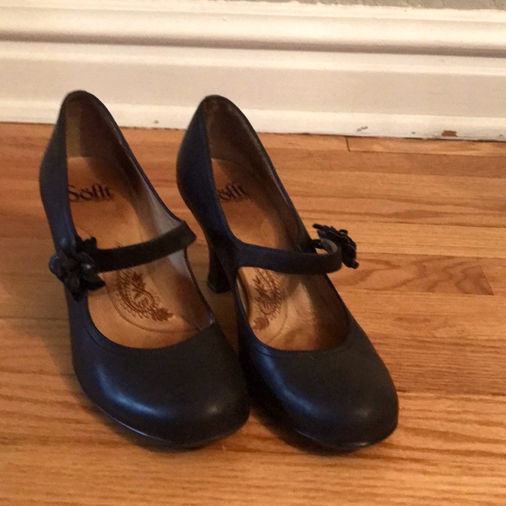 Sofft heels black Mary Janes with flower detail leather size 7
